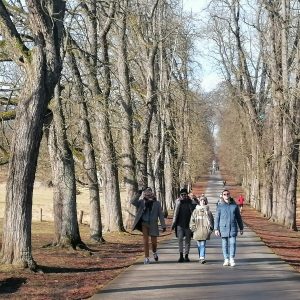 Članovi Baleta u šetnji Schloss parkom